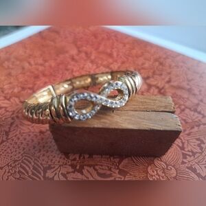 Strechy gold tone bracelet